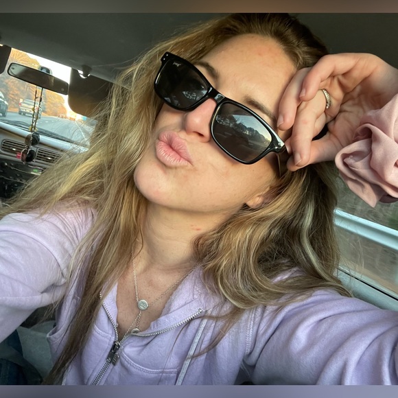 Meet your Posher, Zoë - Picture 2 of 5